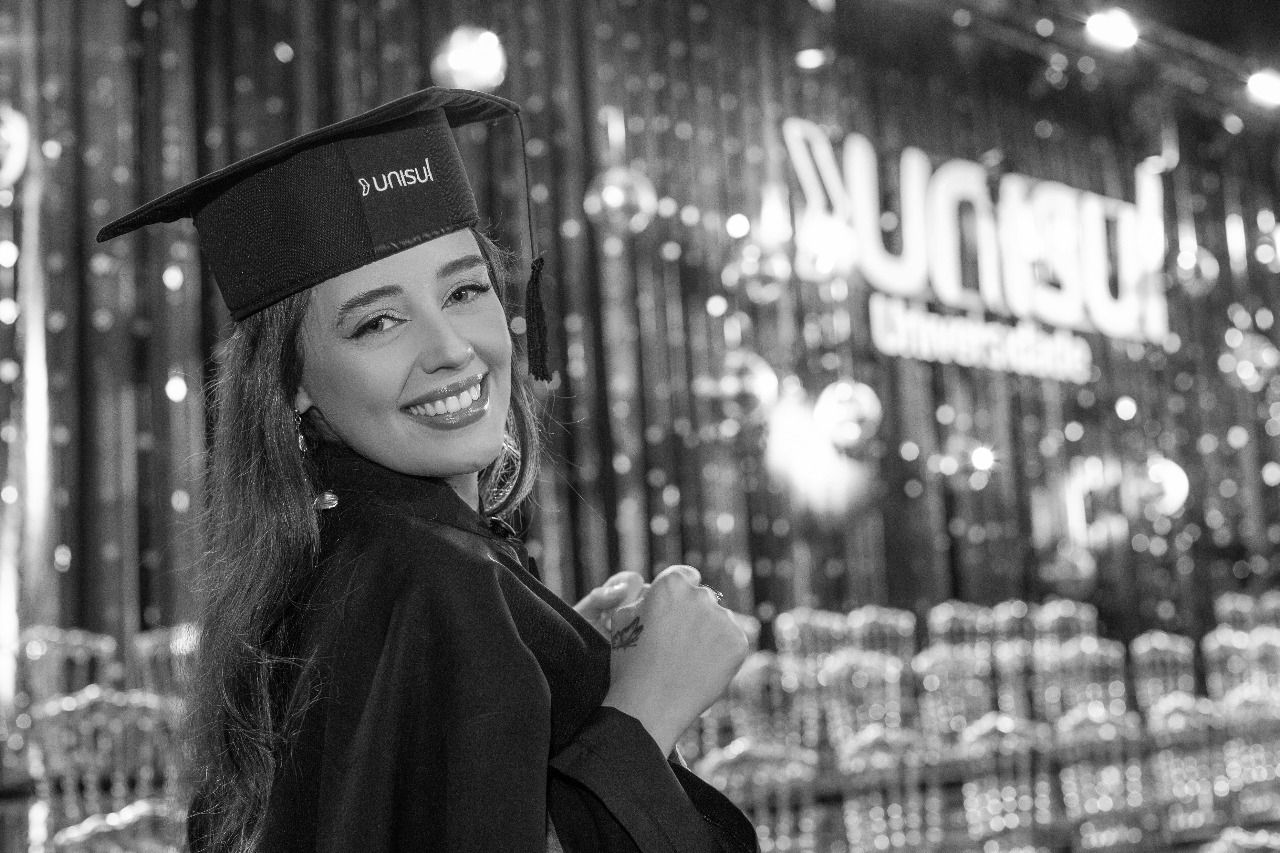 Pamela Rinozi Teixeira sorrindo na formatura